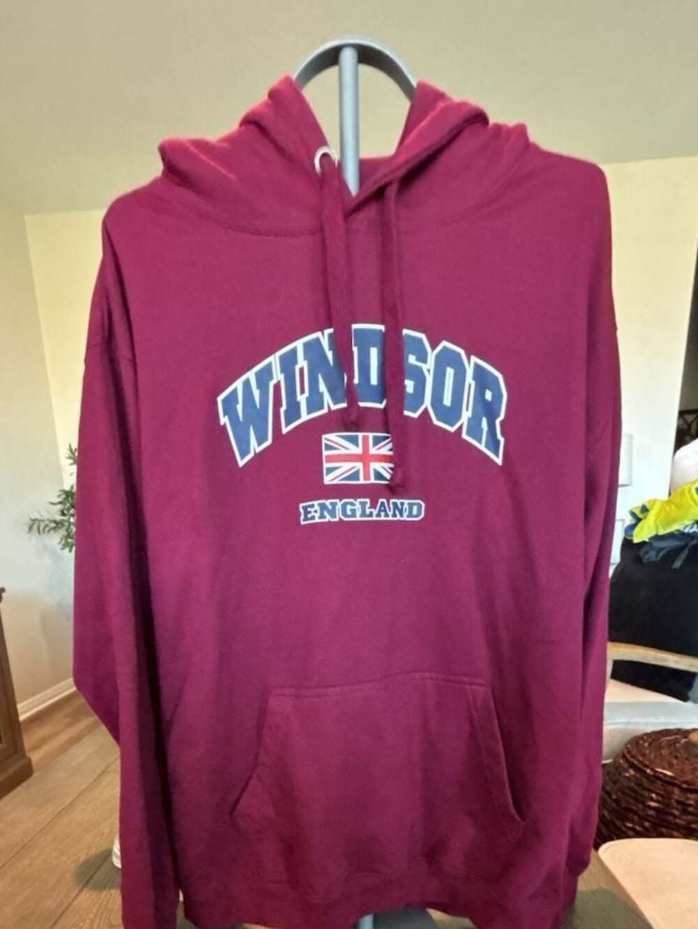 Windsor England Souvenir Pullover Hoodie Maroon